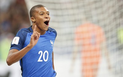 多宝电竞动态-内维斯赛后拥抱对手展现风度